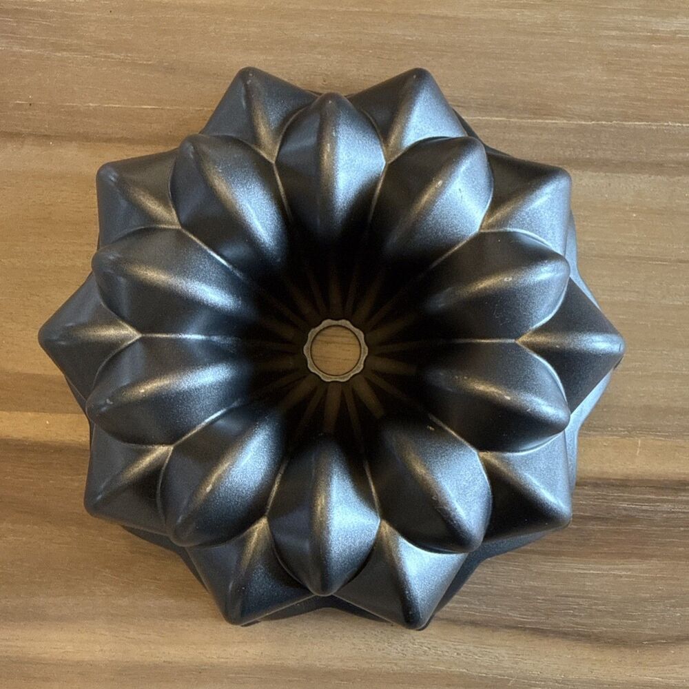 Lot of 2 Bundt Cake Pans Wilton Hearts Nordic Ware Geometric Non-Stick Aluminum - Picture 4 of 7